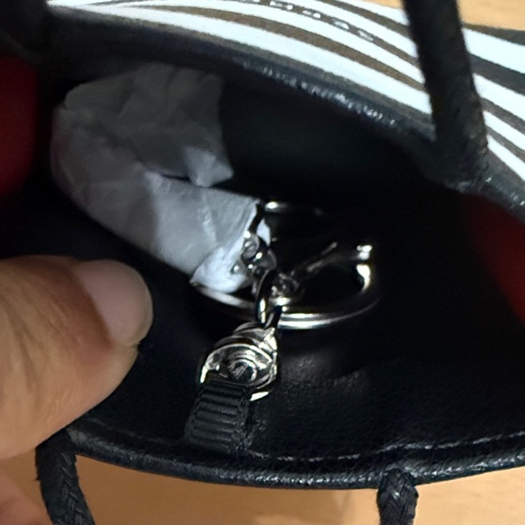 Collectors piece Sephora Striped Black and White Mini Bag keychain - Picture 2 of 3
